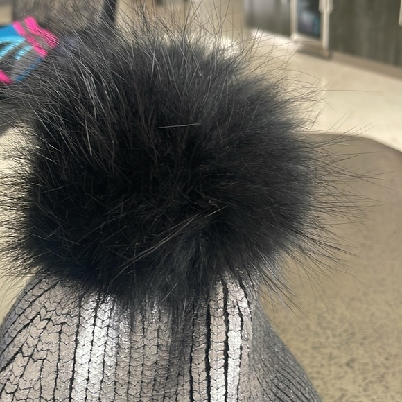 JOCELYN SILVER METALLIC FOX FUR POM-POM BEANIE HAT - Picture 4 of 5